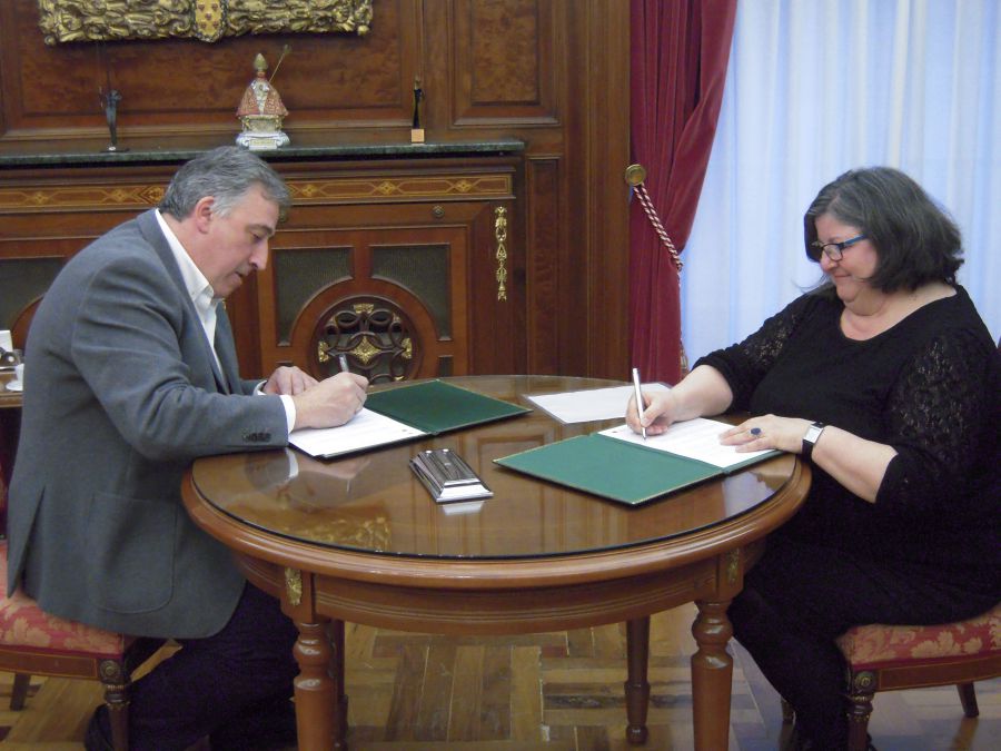 El Ayuntamiento y la Asociación de Amigos del Camino de Santiago de Paderborn firman un convenio para la cesión del chalet de Iraizoz