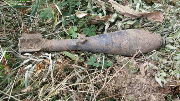 La Guardia Civil destruye una granada de mortero encontrada en un campo de Cadreita