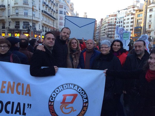 Miles de personas claman en Valencia contra la corrupción