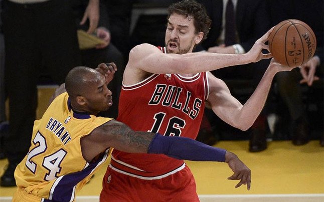 126-115. Gasol despide a Bryant con abrazos y derrota