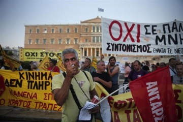 Miles de griegos se manifiestan en Atenas contra Tsipras