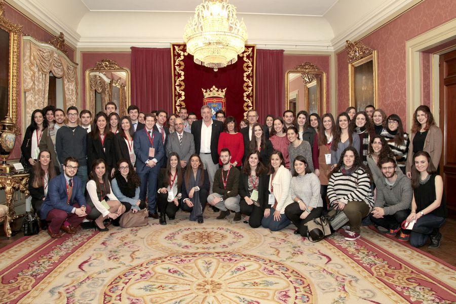 El Ayuntamiento de Pamplona recibe a los participantes del Congreso Internacional de Oncología para Estudiantes