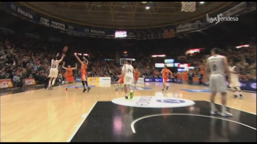 94-95. Un triple de Llull desde más de medio campo tumba al Valencia