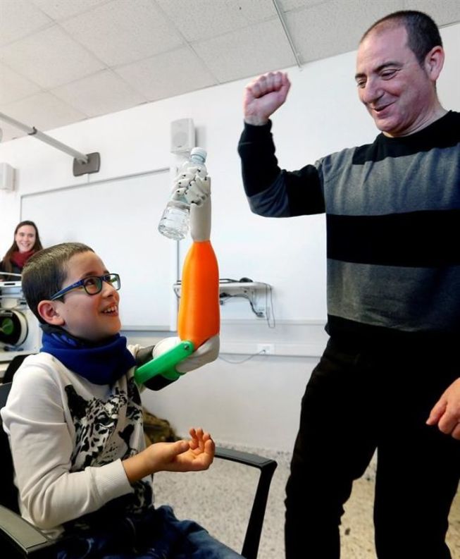 Estudiantes guipuzcoanos elaboran una prótesis 3D para un niño de 10 años