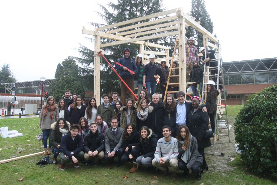 Clara Purroy, graduada de la Universidad de Navarra, inicia su proyecto ‘Building their future’ en Kenia