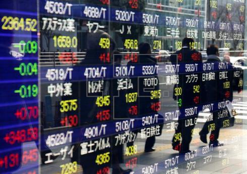 El Nikkei cierra con un descenso del 1,31%, Shanghái abre ganando un 0,96%