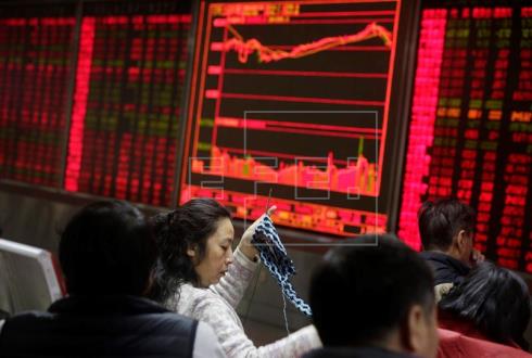 La Bolsa china de Shanghái cierra con ganancias de un 0,81%, Hong Kong pierde o,o8% y Tokio cae 0,61%
