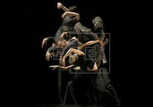 Compañía Nacional de Danza (1) Un momento del pase para la prensa en el que la Compañía Nacional de Danza presentó ayer el estreno absoluto de "Anhelos y Tormentos", una obra para ocho bailarines del coreógrafo búlgaro Dimo Kirilov, que se podrá ver hoy por primera vez en el Gran Teatre del Liceu y con la que se rinde homenaje al compositor Enrique Granados, en el año en que se conmemora el centenario de su muerte.