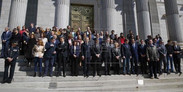 El Congreso guarda un minuto de silencio por atentados y apela a la unidad política