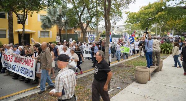 Centenares de exiliados cubanos condenan en Miami la 