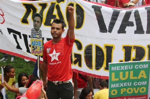 Lula es ovacionado al unirse a la manifestación en defensa del Gobierno en Sao Paulo