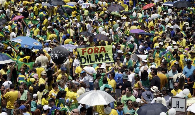 Unas 100.000 personas rodean el Congreso y exigen la destitución de Rousseff