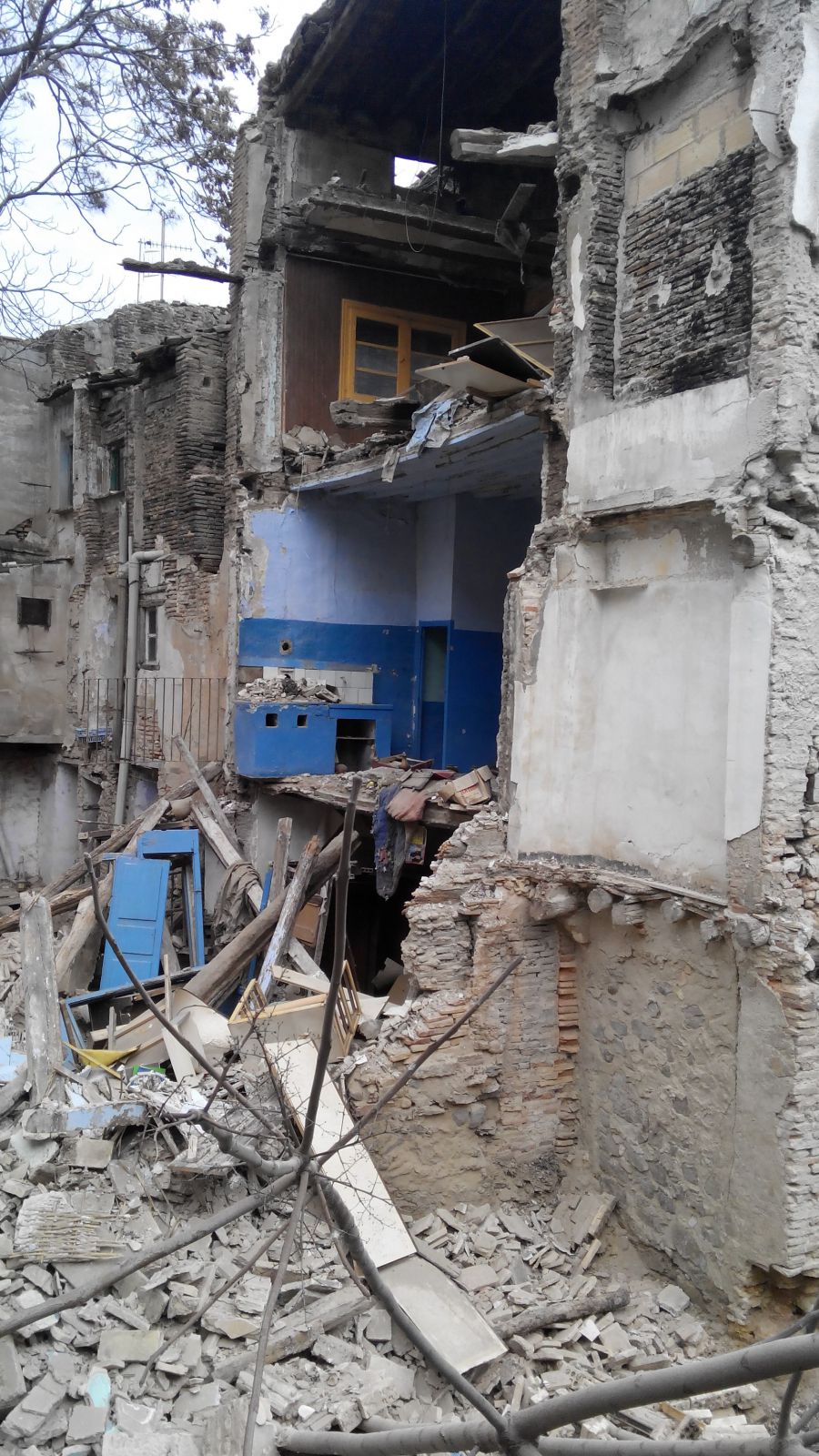 Se derrumba la fachada trasera de una casa de Tudela, sin provocar heridos