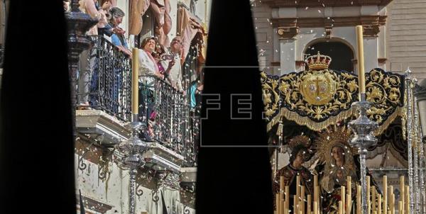 La lluvia condiciona el recorrido de las cofradías andaluzas en el inicio de Semana Santa