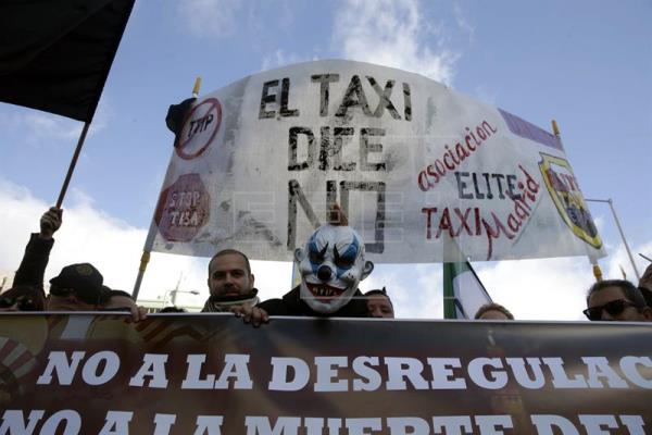 España se alinea con taxistas y cree que Uber da un servicio de transporte