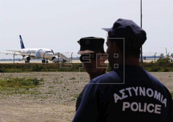 Concluye el secuestro del avión de EgyptAir y el autor se entrega