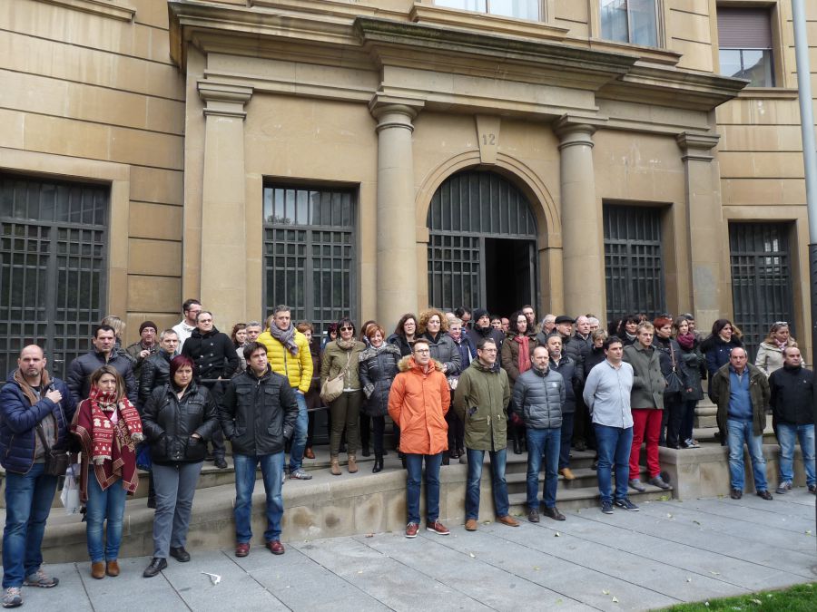CCOO se concentra en un minuto de silencio por las víctimas de Bruselas