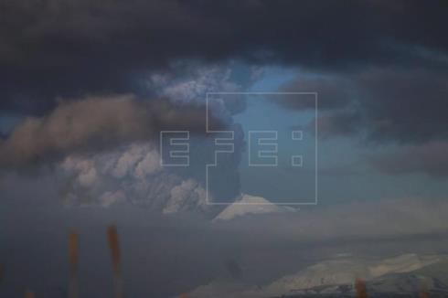 Un volcán de Alaska entra en erupción