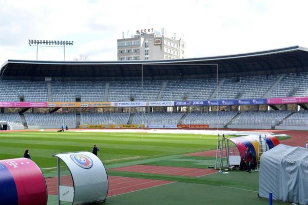 Trabajo a contrarreloj para mejorar el césped del estadio del Rumanía-España