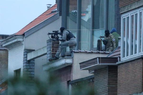 La policía de Bruselas mata a un sospechoso en una redada vinculada a los atentados de París