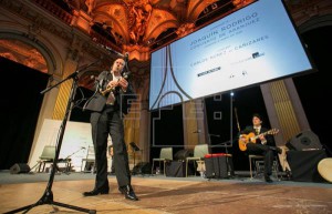 Los músicos Carlos Núñez (i), a la gaita, y Cañizares (d), a la guitarra flamenca, durante el concierto de homenaje en París al músico español Joaquín Rodrigo. EFE