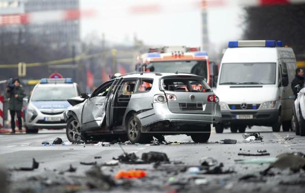 Muere el conductor de un coche al estallar un artefacto explosivo en Berlín