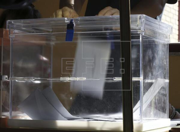 La Razón aúpa a PP y C’s a la absoluta
