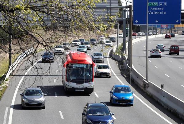 La afluencia de coches y los accidentes complican el regreso de vacaciones
