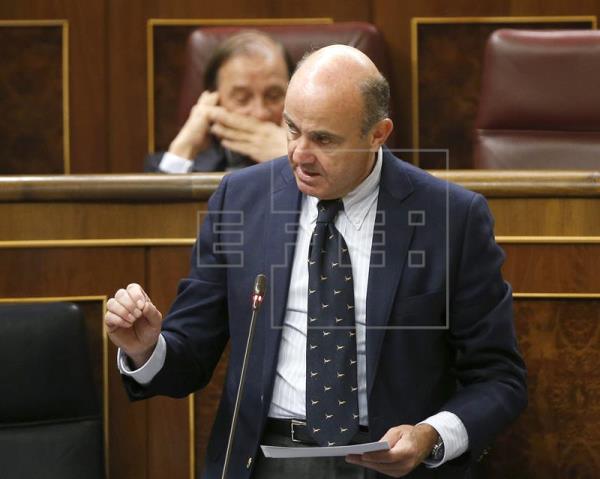 El PSOE pide a De Guindos que informe al Congreso del programa que enviará a Bruselas