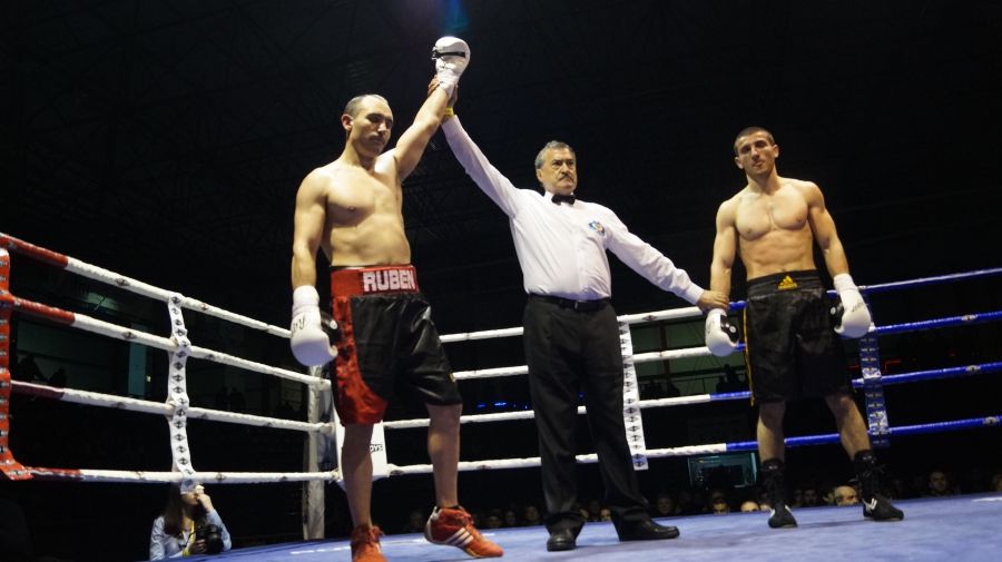 El boxeador navarro Rubén Díaz ganó por KO al hígado en 50 segundos