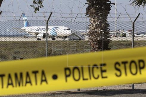 El secuestrador del avión de Egyptair deja en libertad a varios pasajeros y pide asilo político en Chipre
