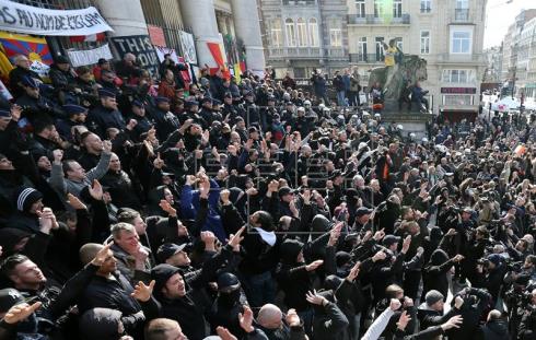 Los belgas vencen al miedo en un homenaje a las víctimas enturbiado por ultras