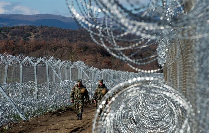 Los países Bálticos levantan vallas en las fronteras con Rusia en plena crisis de refugiados