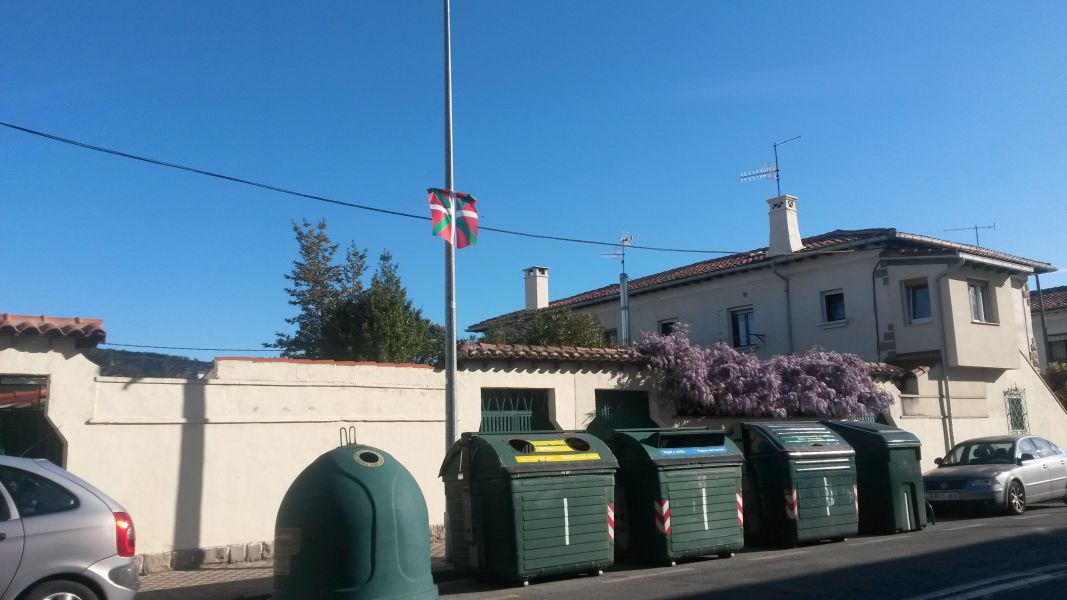 El PSN denuncia la aparición de decenas de 'ikurriñas' en mobiliario municipal en la Chantrea (Pamplona)