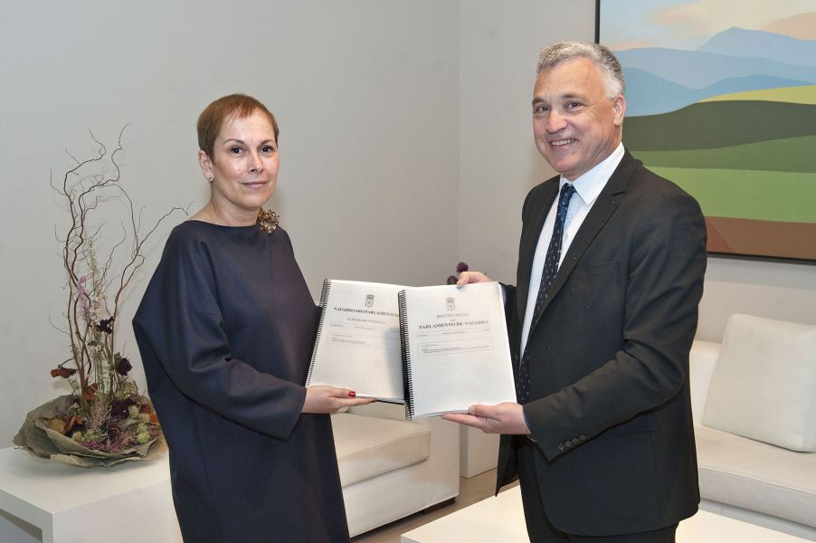 El Defensor del Pueblo de Navarra entrega a la Presidenta Barkos el informe de 2015