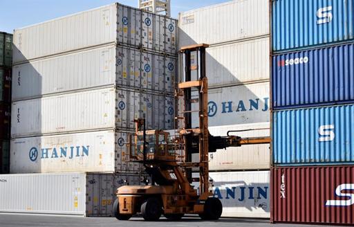 China registra en febrero un déficit comercial por primera vez en tres años