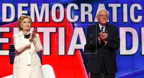 Clinton y Sanders participan en un áspero debate antes de una elección interna clave