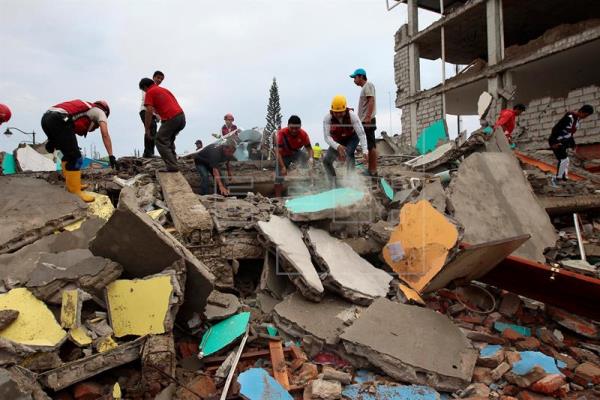 El gobierno de Ecuador eleva a 413 el balance de muertos por un terremoto de magnitud 7,8