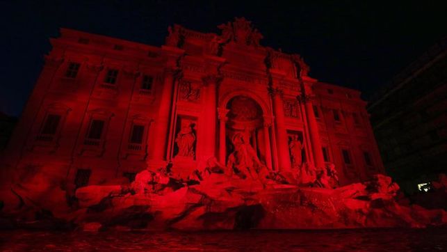 La Fontana di Trevi se tiñe de rojo, en memoria de los cristianos perseguidos