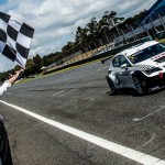 Mikel Azcona cruza la meta en primera posición . Seat Leon Eurocup, 23 y 24 de abril Estorial Portugal