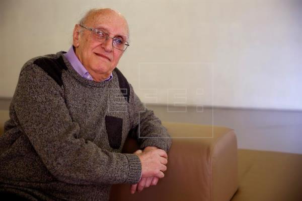 Márkaris: tenemos políticos mediocres a los que les falta educación y cultura