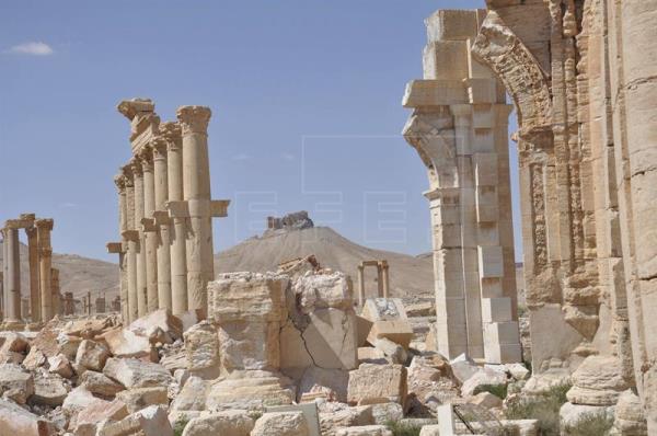 Las autoridades sirias afirman que EI ha vuelto a dañar antigüedades en Palmira