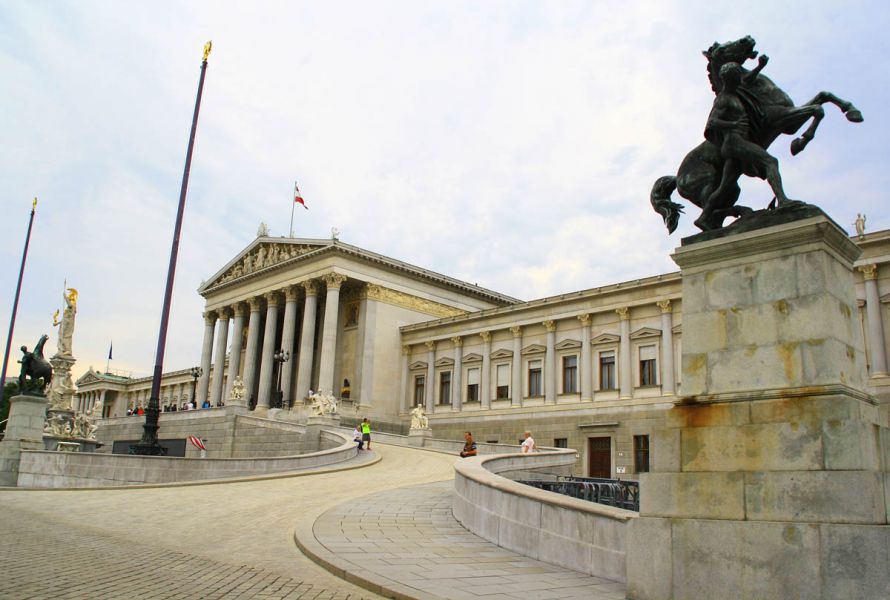 Austria vota a su presidente en unos comicios que miden el auge ultranacionalista