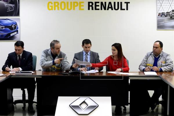 Renault y sindicatos firman un acuerdo histórico en empleo con 2.000 contratos indefinidos
