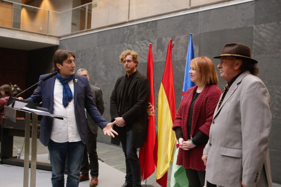 Día Internacional del Pueblo Gitano: El parlamento foral recibe al pueblo gitano en Navarra