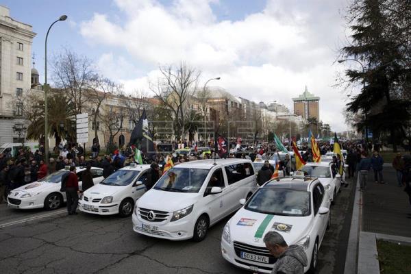 Los taxistas mantienen la presión a la espera de la Conferencia de Transporte