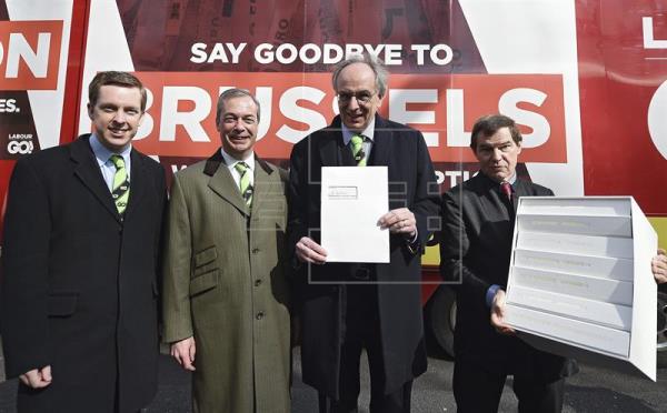 Tres grupos a favor del 'brexit' y uno en contra aspiran a liderar la campaña