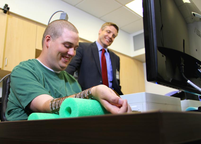 Un joven tetrapléjico recupera el control de una mano gracias a un chip implantado en su cerebro