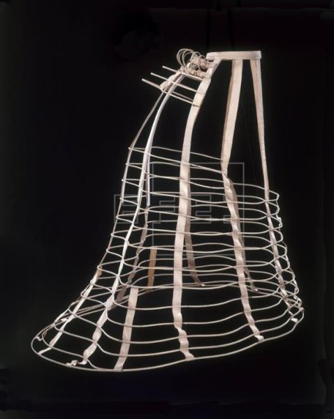 Corsés y miriñaques centran una muestra sobre la historia de la ropa interior desde el s. XVIII