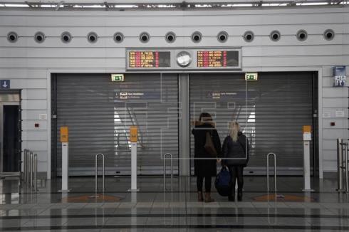 Grecia vive una nueva huelga del sector público que paraliza el tráfico aéreo
